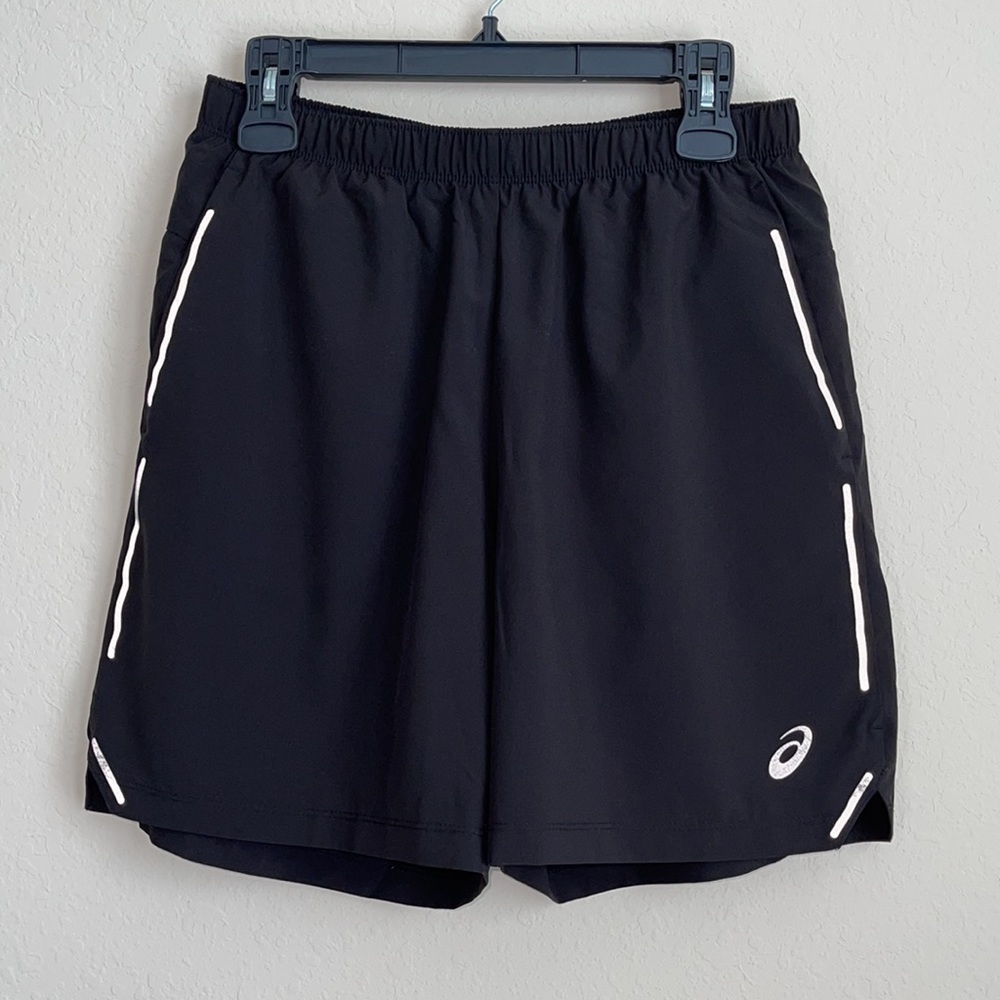 Asics Men Short. Size: Medium